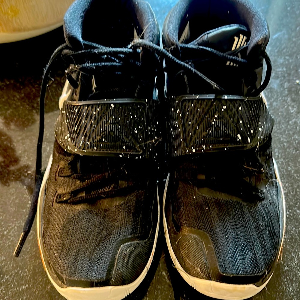 NIKE boys 7Y basketball shoes